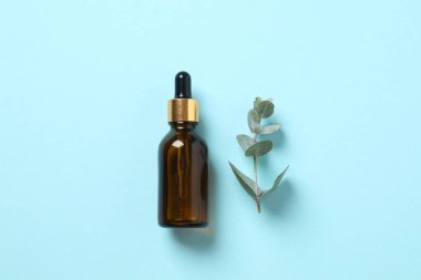 Okaliptüs, yeşil okaliptüs yapraklı cam bir şişede gerekli yağdır. Spa mı? Kozmetik ve vücut bakımı için doğal organik malzemeler.