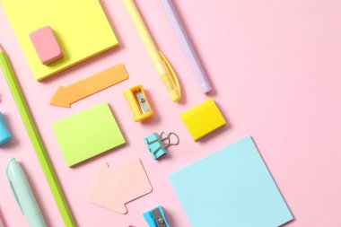 Renk arkaplanı ve üst görünümü üzerine renkli okul kırtasiyesi ile düz yatıyordu