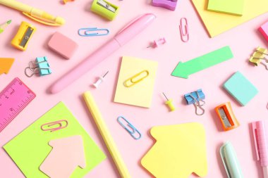 Renk arkaplanı ve üst görünümü üzerine renkli okul kırtasiyesi ile düz yatıyordu