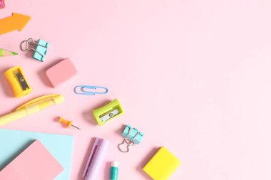 Renk arkaplanı ve üst görünümü üzerine renkli okul kırtasiyesi ile düz yatıyordu