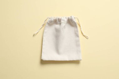 Gri arka planda küçük bir çevre çuvalı. Üst görünüm.