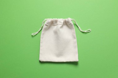 Gri arka planda küçük bir çevre çuvalı. Üst görünüm.