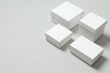 Gri arkaplanda beyaz karton kutular