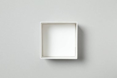 Gri arka plan üzerine açık beyaz kutu