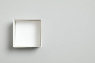 Bardakta el yapımı kokulu mumlar. Ahşap fitili olan mumlar.