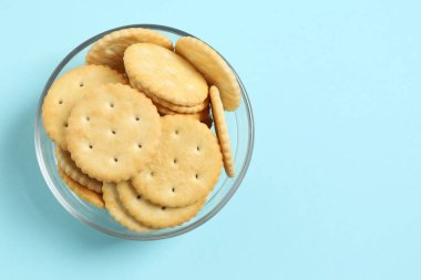 Renkli arkaplanda lezzetli çıtır krakerler. 