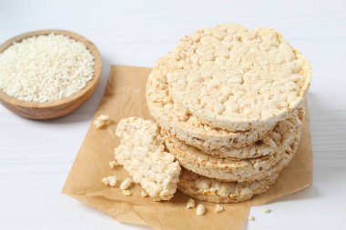 Beyaz masada yuvarlak pirinç kekleri.