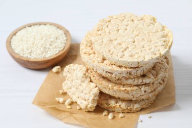 Beyaz masada yuvarlak pirinç kekleri.