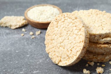 Gri arkaplanda yuvarlak pirinç kekleri 