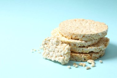 Arkaplanda yuvarlak pirinç kekleri 