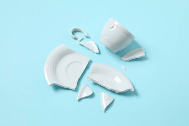 Masada beyaz bardak ve tabak kırılmış.