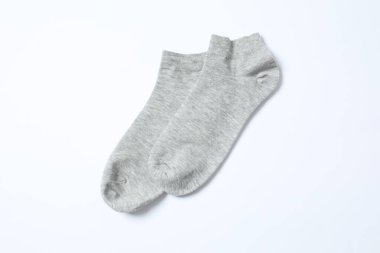 Beyaz arka planda gri çoraplar, düz yatış. Metin için boşluk