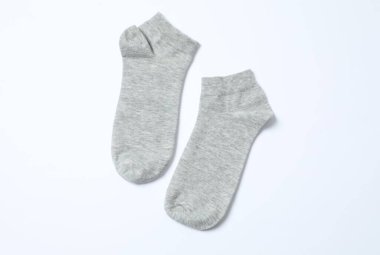 Beyaz arka planda gri çoraplar, düz yatış. Metin için boşluk