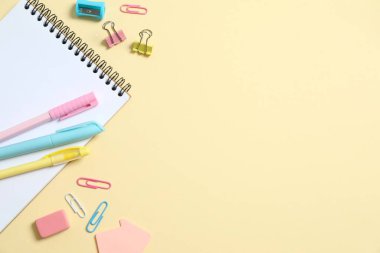 Renkli okul kırtasiyesi ve renk arkaplan üzerine not defteri ile düz uzandı, üst görünüm