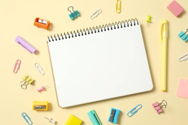 Renkli okul kırtasiyesi ve renk arkaplan üzerine not defteri ile düz uzandı, üst görünüm