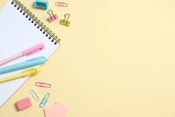Renkli okul kırtasiyesi ve renk arkaplan üzerine not defteri ile düz uzandı, üst görünüm