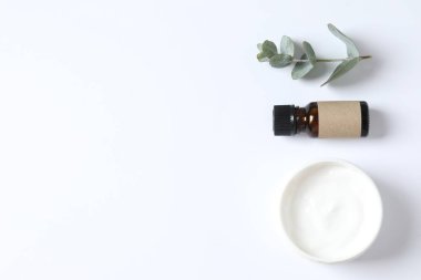 Cam bir şişede kozmetik yağ ve nemlendirici kremle cilt bakımı. Kuru cilt bakım ürünleri