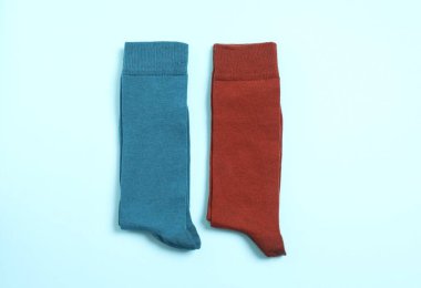 Mavi arka planda renkli çoraplar, düz yatış