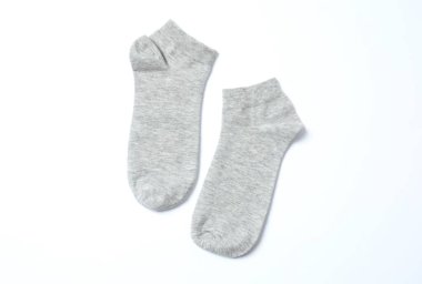 Beyaz arka planda gri çoraplar, düz yatış. 