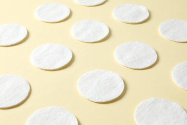 Renkli arka planda pamuk pedler, üst manzara. Düz yatıyordu.