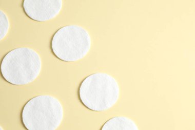 Renkli arka planda pamuk pedler, üst manzara. Düz yatıyordu.