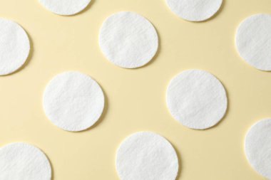 Renkli arka planda pamuk pedler, üst manzara. Düz yatıyordu.