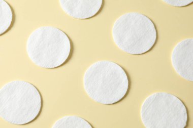 Renkli arka planda pamuk pedler, üst manzara. Düz yatıyordu.