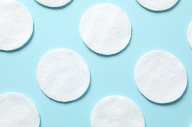 Renkli arka planda pamuk pedler, üst manzara. Düz yatıyordu.