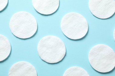 Renkli arka planda pamuk pedler, üst manzara. Düz yatıyordu.