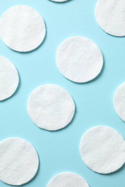 Renkli arka planda pamuk pedler, üst manzara. Düz yatıyordu.