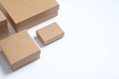 beyaz zemin üzerinde kutuları