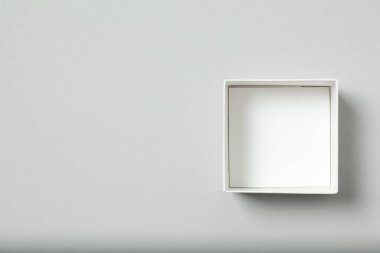 Gri arka plan üzerine açık beyaz kutu