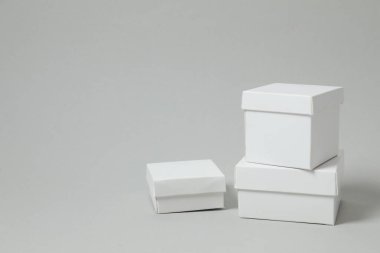 Gri arkaplanda beyaz karton kutular