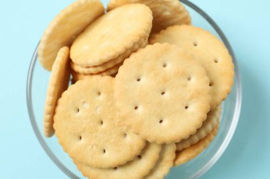 Renkli arkaplanda lezzetli çıtır krakerler. 