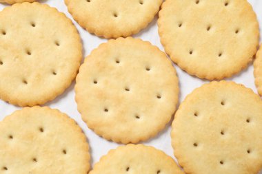 Beyaz arka planda lezzetli çıtır krakerler. 