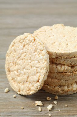 pirinç kekleri ahşap masa üzerinde yuvarlak