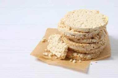 pirinç kekleri ahşap masa üzerinde yuvarlak