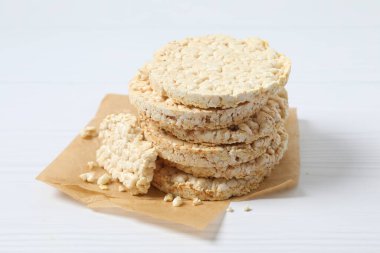 pirinç kekleri ahşap masa üzerinde yuvarlak