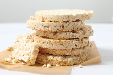 pirinç kekleri ahşap masa üzerinde yuvarlak