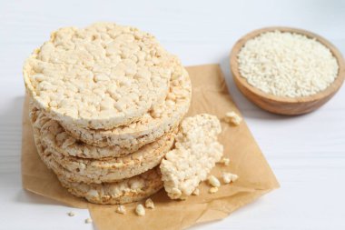 pirinç kekleri ahşap masa üzerinde yuvarlak