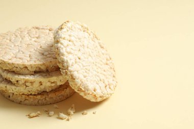 Arkaplanda yuvarlak pirinç kekleri 