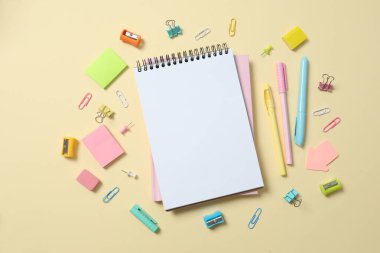 Renk arkaplanı ve üst görünümü üzerine renkli okul kırtasiyesi ile düz yatıyordu