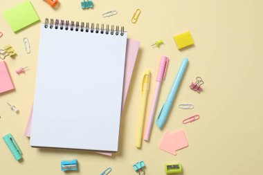 Renk arkaplanı ve üst görünümü üzerine renkli okul kırtasiyesi ile düz yatıyordu