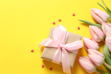 Renkli arka planda güzel laleler ve hediye kutusu