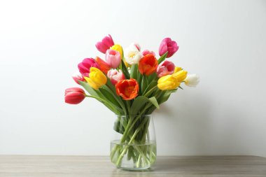 Masanın üzerinde bir vazoda güzel Lale