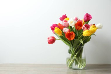 Masanın üzerinde bir vazoda güzel Lale