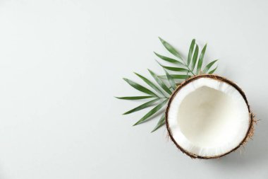 Gri arkaplanda hindistan cevizi, üst görünüm