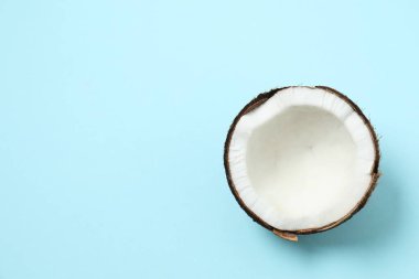 Renk arkaplan üzerinde hindistan cevizi, üst görünüm