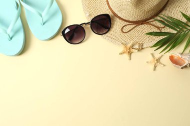Plaj aksesuarları ve renk arkaplanı düz yatıyordu. Tatil kavramı
