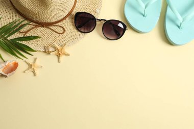 Plaj aksesuarları ve renk arkaplanı düz yatıyordu. Tatil kavramı